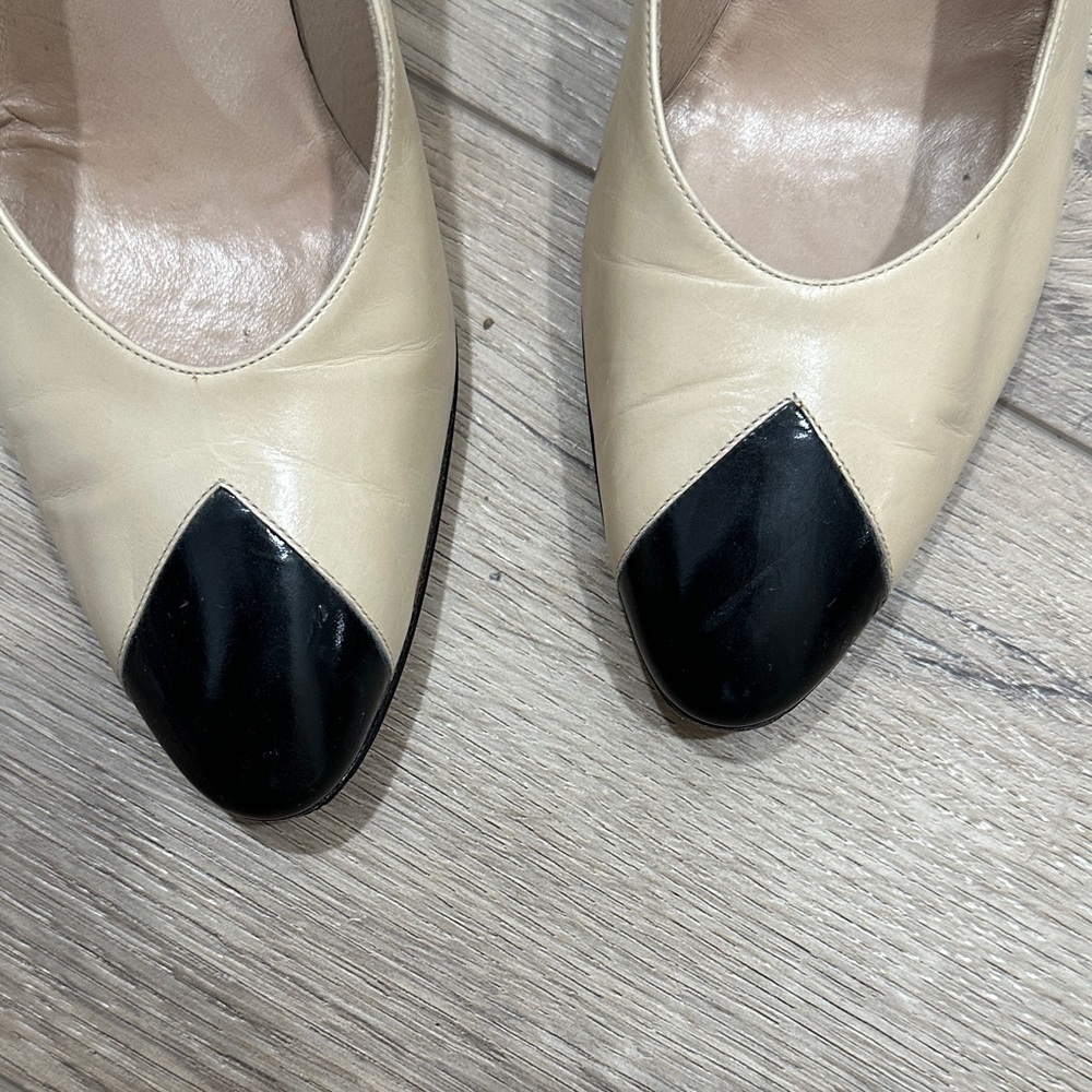 Salvatore Ferragamo Italy Two-Tone Cream Black Heels pumps leather 6.5 vintage - Picture 11 of 11